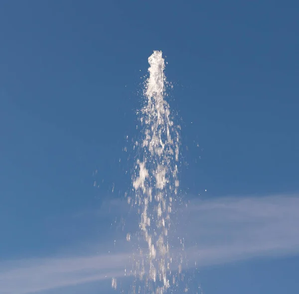 Der Wasserrausch Eines Springbrunnens — Stockfoto