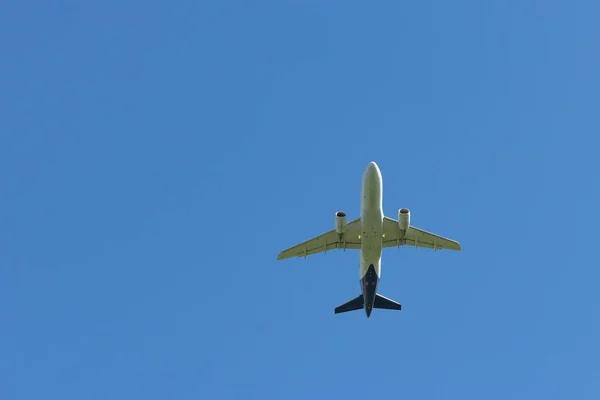 하늘을 배경으로 비행하는 비행기 — 스톡 사진