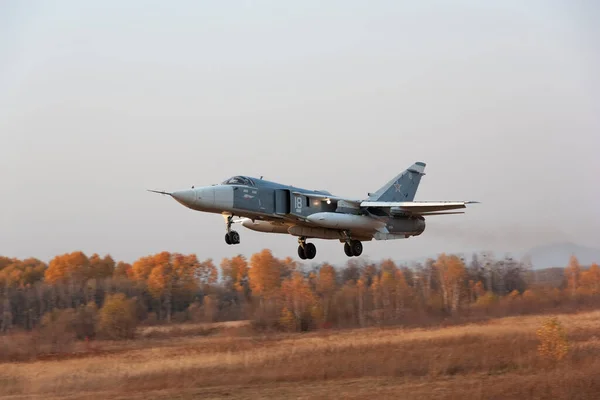 Vojenský Bombardér Fencer Letící Nad Zemí — Stock fotografie