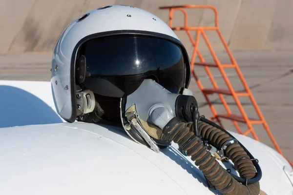 军事飞行员的头盔和氧气面罩 — 图库照片