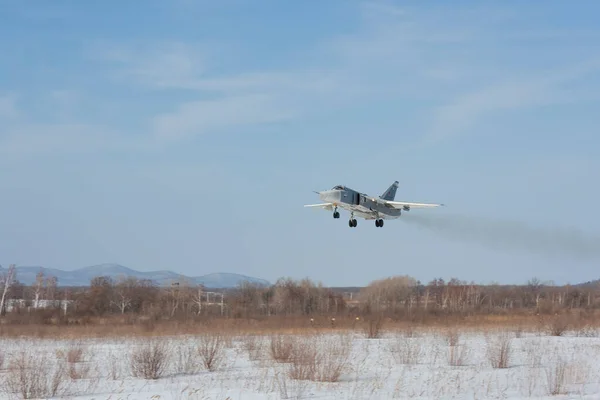 Vojenský Bombardér Fencer Letící Nad Zemí — Stock fotografie