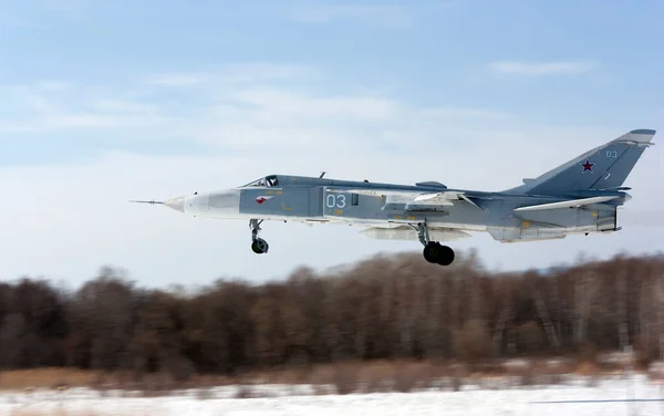 軍用ジェット爆撃機Su 24地上を飛ぶフェンサー — ストック写真