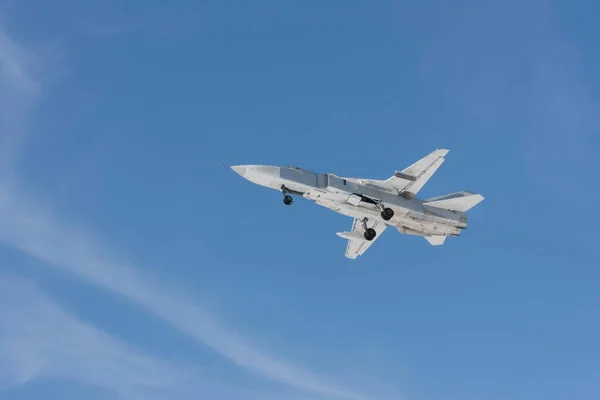 Vojenský Bombardér Fencer Letící Nad Zemí — Stock fotografie