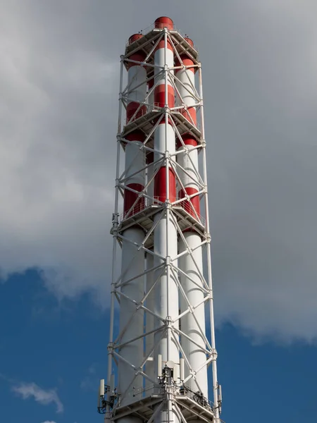 Hög Röd Och Vit Tub Mot Den Blå Himlen — Stockfoto