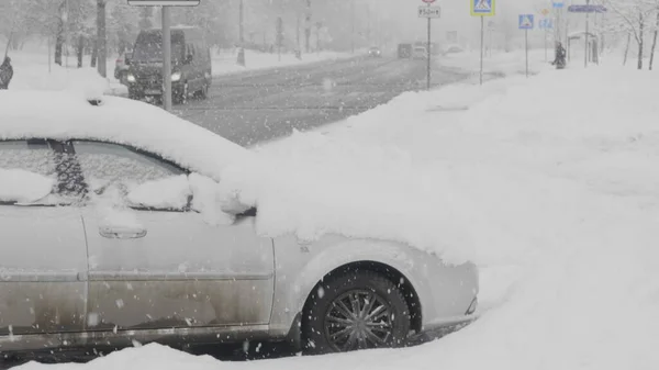 Nieve Ciudad Carretera Con Coches —  Fotos de Stock