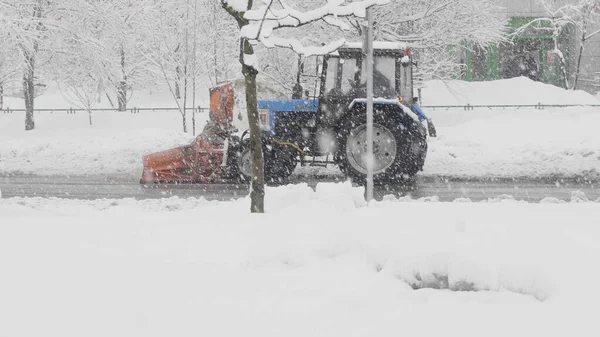 モスクワ 1月16 ロシアのモスクワで2018年1月16日に現場でトラクタークリーニング雪 — ストック写真