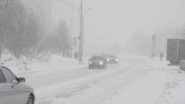 Снег Городе Дороге Автомобилями — стоковое фото