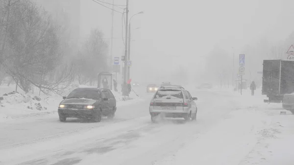 Снег Городе Дороге Автомобилями — стоковое фото