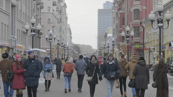 モスクワ 1月07 ロシアのモスクワで1月の7 2019で旧Arbat Streetに沿って人々を歩く — ストック写真