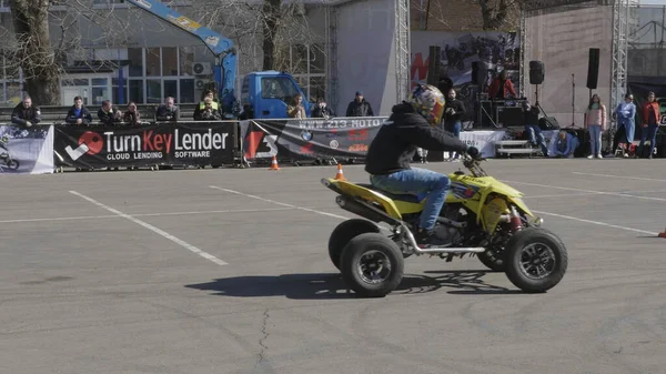 Moscou Mai 2018 Quad Cascadeur Fait Wheelie Alors Roule Sur — Photo