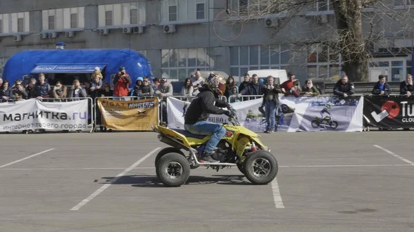 Moscou Mai 2018 Quad Cascadeur Fait Wheelie Alors Roule Sur — Photo