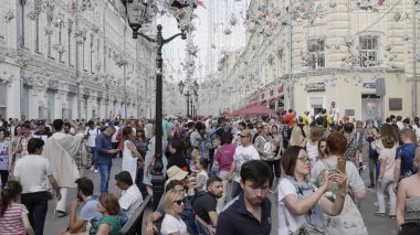 MOSCOW - 17 Haziran 2018: Bayraklı Futbol Dünya Kupası Fanatikleri, 17 Haziran 2018 tarihinde Moskova, Rusya 'da sokaklara döküldü..