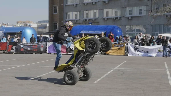 Moskau Mai 2018 Stunt Rider Quad Bike Making Wheelie Während — Stockfoto