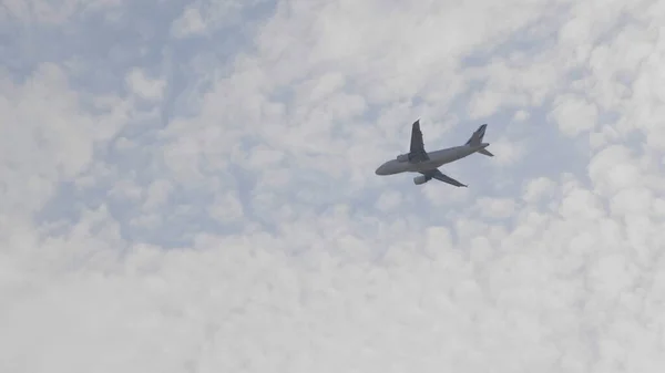하늘을 상업용 여객기 — 스톡 사진
