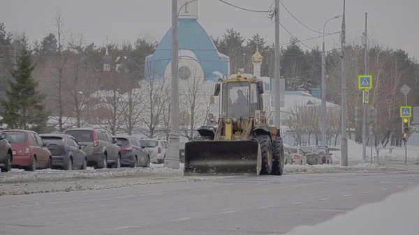 Moscú Enero Tractor Limpiando Nieve Campo Enero 2018 Moscú Rusia —  Fotos de Stock