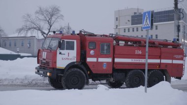 BARNAUL - 21 Ocak 2020 kışında Rusya 'nın Barnaul kentinde 21 Ocak' ta bir itfaiye aracı.
