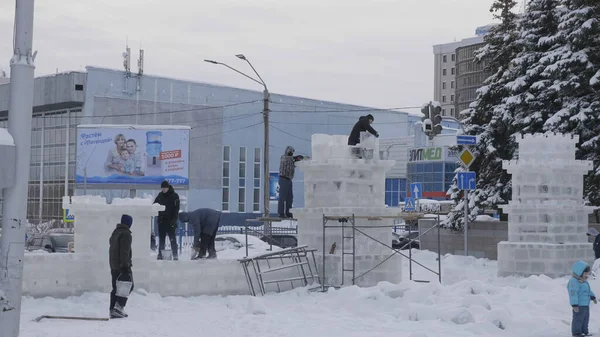 Barnaul Prosince Pracovníci Postavili Městě Desemberu 2019 Ruském Barnaulu Ledové — Stock fotografie