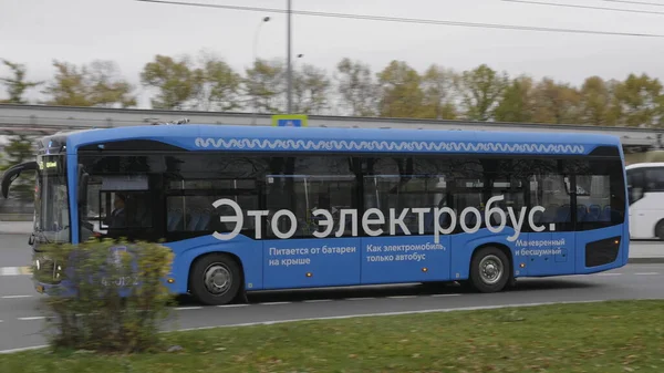 モスクワ ロシア 2019年1月20日 ロシアのモスクワで1月20日にVdnkh近くのモノレール列車と電気バス — ストック写真