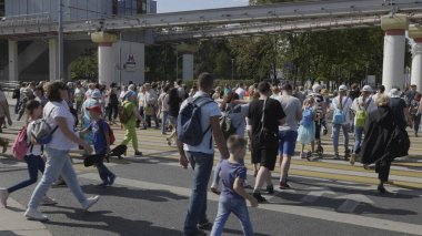 MOSCOW - 27 JULE: 27 Temmuz 2019 tarihinde Moskova, Rusya 'da VDNKh' nin yanından geçenler.