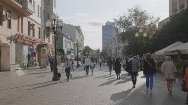 Moskova - Jule 27: Jule'da Old Arbat Caddesi boyunca yürüyen insanlar 27, 2019 Moskova, Rusya.