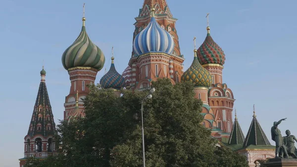 モスクワ 7月27日 聖バジル大聖堂がロシア モスクワで2019年7月27日にモスクワで頂を迎える — ストック写真