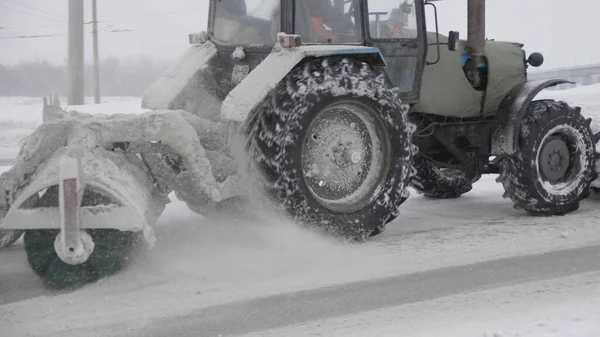 Moscú Enero Tractor Limpiando Nieve Campo Enero 2020 Moscú Rusia —  Fotos de Stock