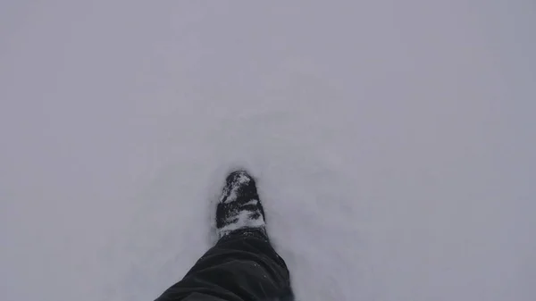 Blick Von Oben Auf Einen Mann Der Winter Schnee Spaziert — Stockfoto