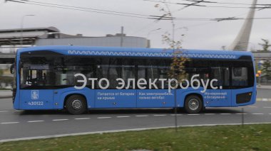 MOSCOW, RUSSIA - 20 Ocak 2019: VDNKh yakınlarındaki tek raylı tren ve elektrikli otobüs, 20 Ocak 2019, Moskova, Rusya.