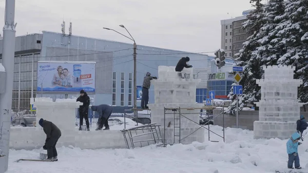 Barnaul Aralik Şçiler Aralık 2019 Tarihinde Barnaul Rusya Kentte Buzdan — Stok fotoğraf