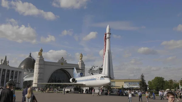 Moscow Rússia Abril 2019 Foguete Vostok Pavilhão Espaço Vdnch Muscovites — Fotografia de Stock