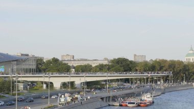 MOSCOW - 25 Haziran 2018 'de Moskova' daki Zaryadye Parkı 'nda Moskova, Rusya' da gökyüzüne karşı yüzen köprü parçası.