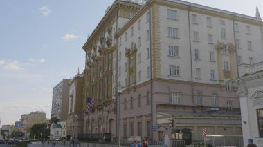 Rusya 'da ABD bayrağının etrafına sarılmış..