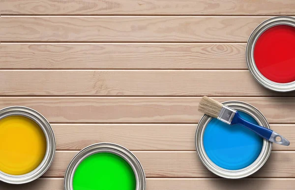 Coloridas latas de pintura en el suelo de madera — Foto de Stock