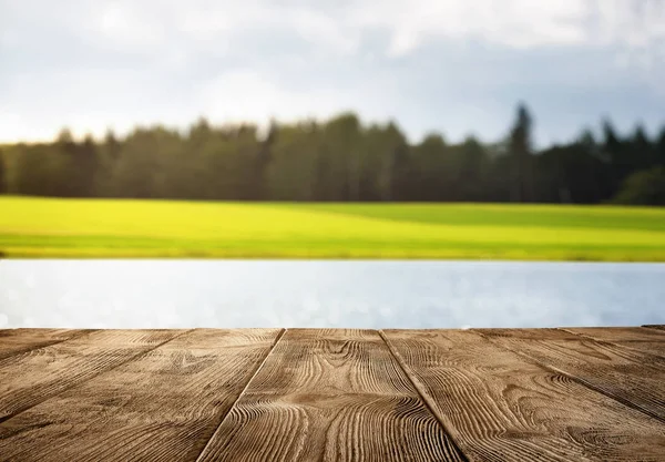 Порожній дерев'яний пірс над озером — стокове фото