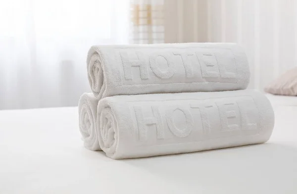 Toalhas no quarto do hotel — Fotografia de Stock