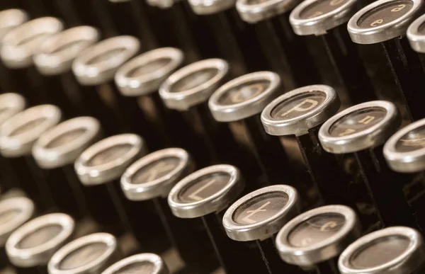 Ancienne machine à écrire poussiéreuse — Photo