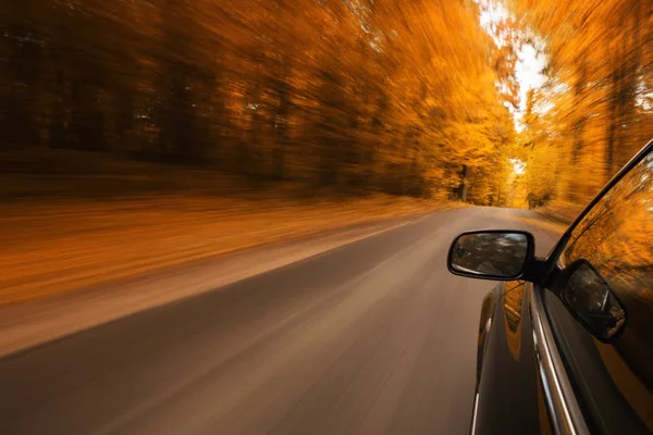 Velocidade do carro na estrada — Fotografia de Stock