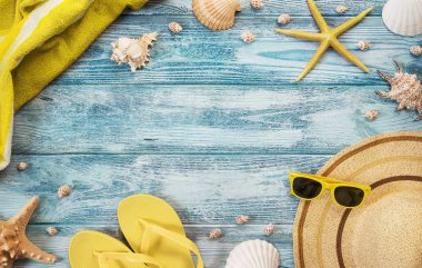 Yaz, tatil, plaj aksesuarları yüksek açı görünümünü mavi w üzerinde