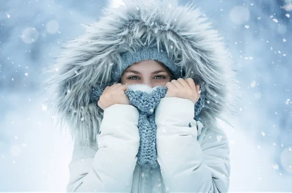 Menina adolescente feliz na neve — Fotografia de Stock
