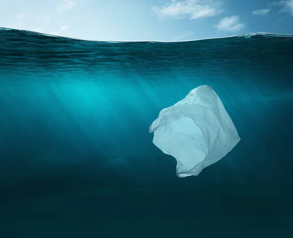Saco de plástico no oceano com espaço de cópia — Fotografia de Stock