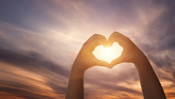 Primer Plano Las Manos Los Niños Formig Forma Corazón Sobre — Foto de Stock