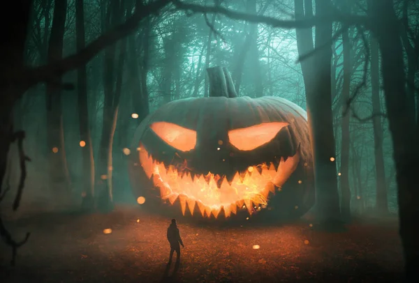 Аннотация Jack 'o Lantern тыква в темном лесу — стоковое фото