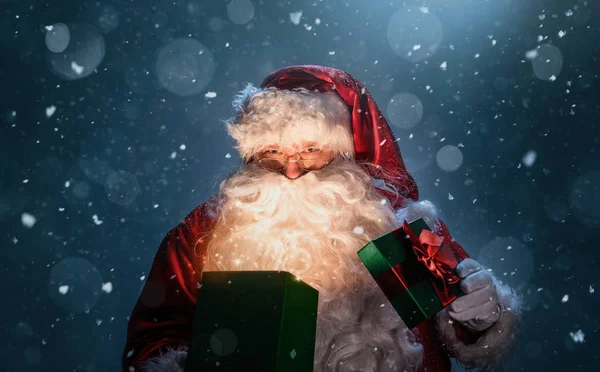 圣诞老人快乐打开圣诞礼盒 — 图库照片