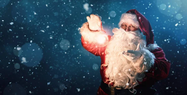 Ευτυχισμένος Άγιος Βασίλης κρατώντας λαμπερό χριστουγεννιάτικη μπάλα — Φωτογραφία Αρχείου