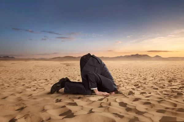 Wanhopige zakenman verstopt hoofd in het zand — Stockfoto