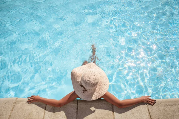 Giovane donna rilassante in piscina — Foto Stock
