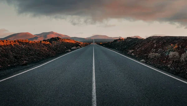 Порожня Дорога Через Вулканічне Поле Сході Сонця Простором Копіювання — стокове фото