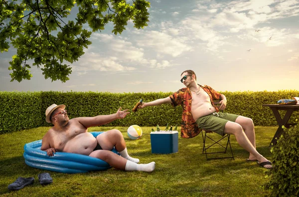 Zwei Lustige Nerds Entspannen Sich Einem Sommertag Hinterhof — Stockfoto