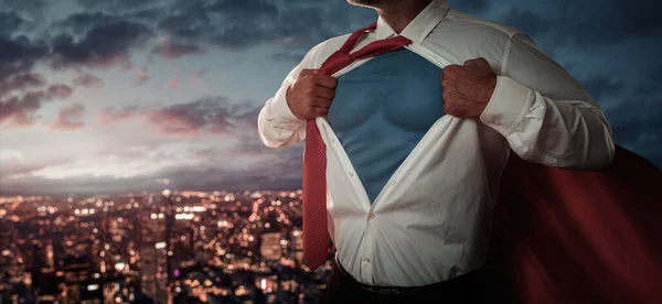 Młody Biznesmen Zachowuje Się Jak Superbohater Zrywa Koszulę Nad Miastem — Zdjęcie stockowe
