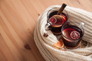 Mevsimsel ve tatil kavramı. Noel sıcak beyaz eşarp ile kaplı cam içinde güzel portakal dilimleri ile şarap mulled. Çok sıcak ve rahat bir atmosfer kopya alanı